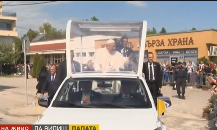 Исторически миг с папа Франциск в Раковски, наруши протокола отново и... (СНИМКИ)