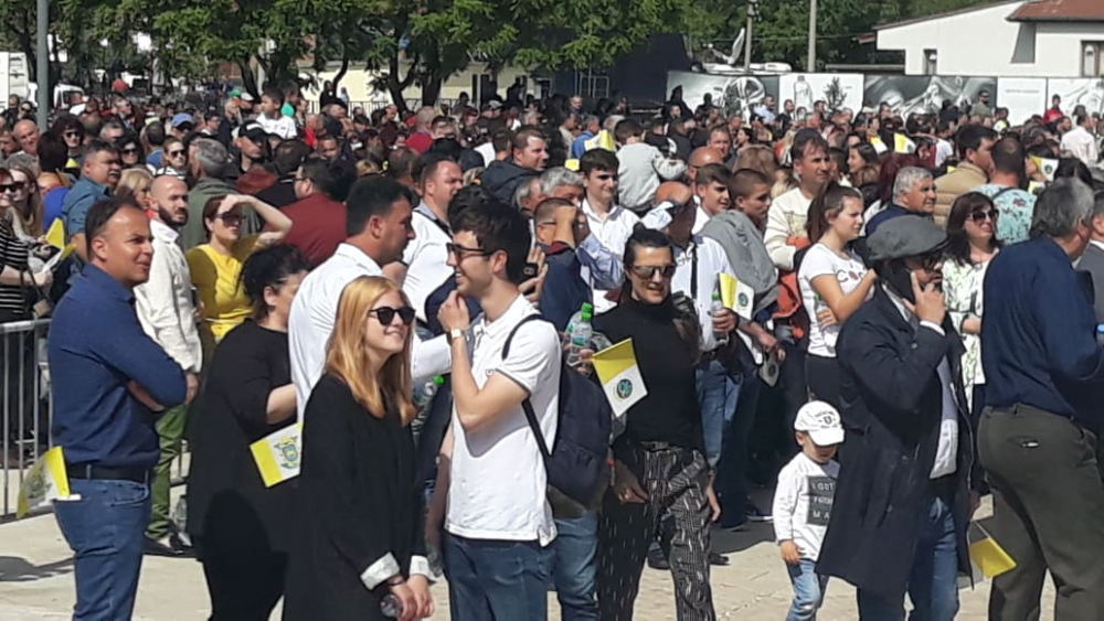 Исторически миг с папа Франциск в Раковски, наруши протокола отново и... (СНИМКИ)