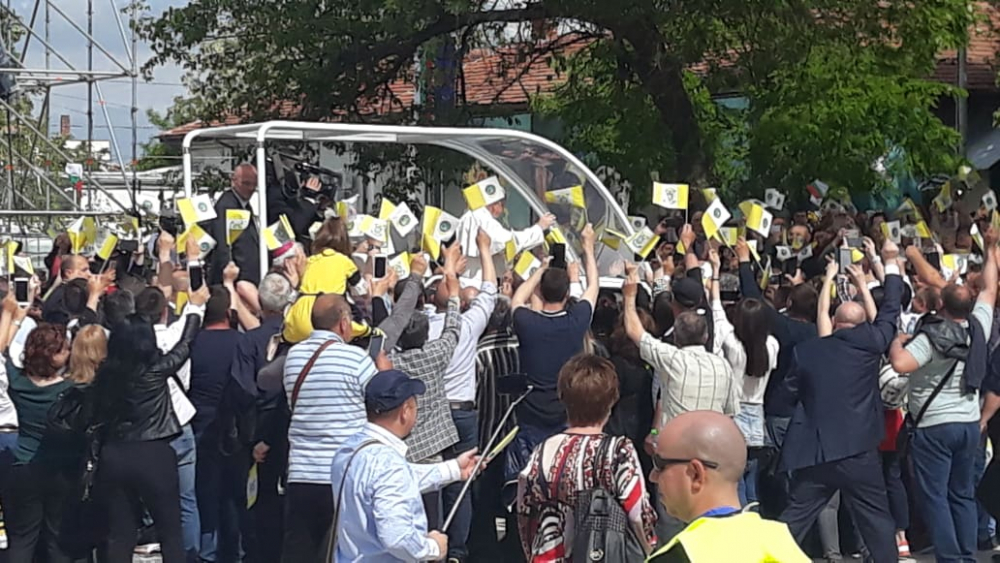 Исторически миг с папа Франциск в Раковски, наруши протокола отново и... (СНИМКИ)