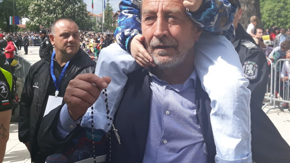 Доктор с чуден подарък за папата, Франциск се умили от жеста на дете! (СНИМКИ)