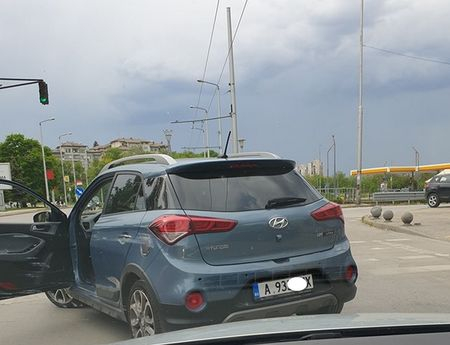 Екшън в Плевен! Бургаски батка засече с колата си крехка жена и стана страшно