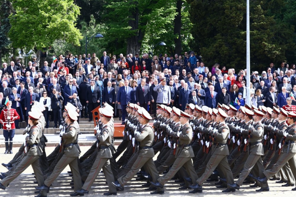 Зрелище по жълтите павета! Ето какво се крие "на въоръжение" в армията ни (СНИМКИ)