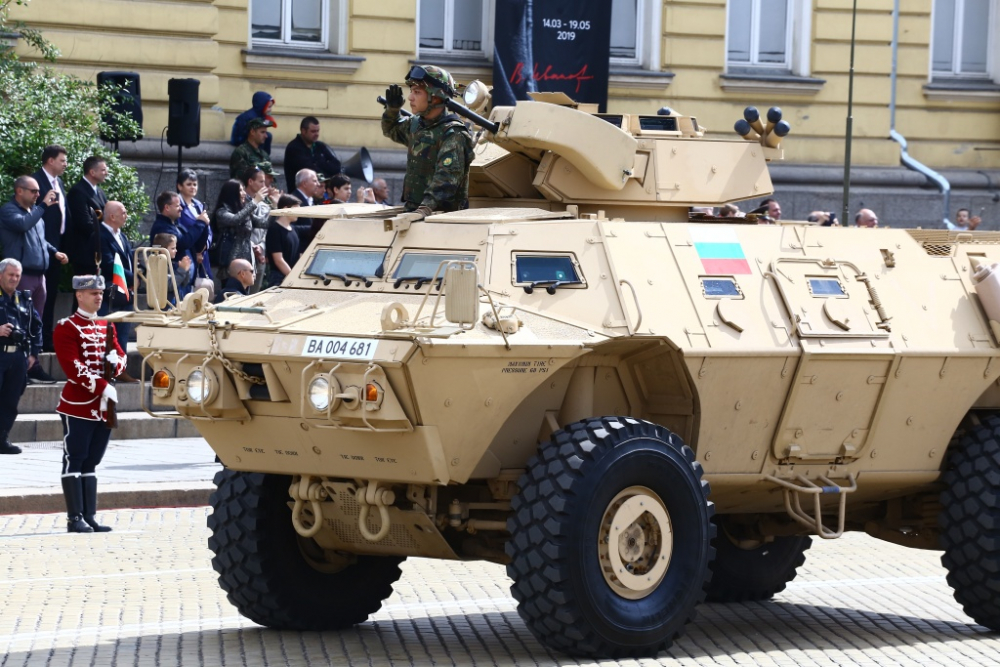 Зрелище по жълтите павета! Ето какво се крие "на въоръжение" в армията ни (СНИМКИ)