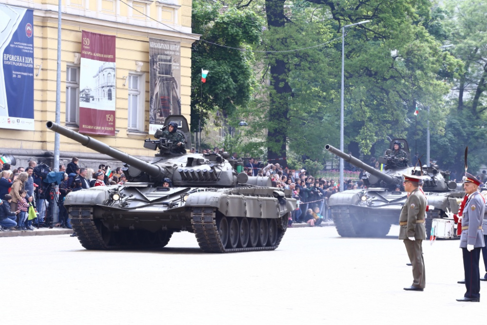 Зрелище по жълтите павета! Ето какво се крие "на въоръжение" в армията ни (СНИМКИ)