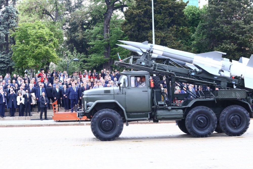 Зрелище по жълтите павета! Ето какво се крие "на въоръжение" в армията ни (СНИМКИ)