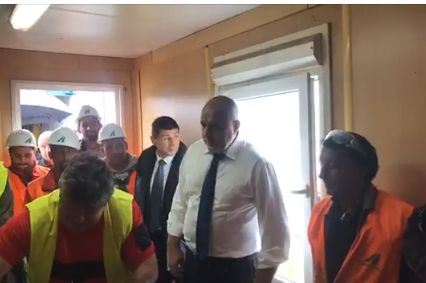 Първо в БЛИЦ! Борисов запретна ръкави само по риза и шокира всички с това, което направи (СНИМКИ/ВИДЕО)