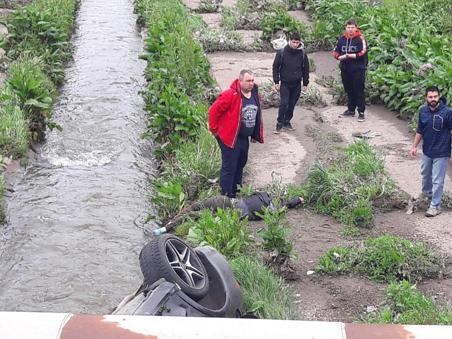 И децата от ужаса край „Герена“ полетели в реката!(СНИМКИ 18+)