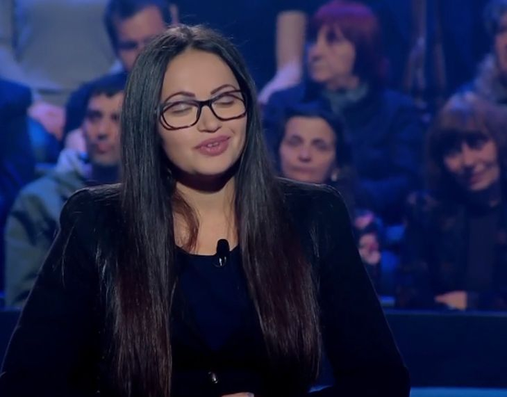 Сексапилна разследваща полицайка изпоти зрителите на "Стани богат" 