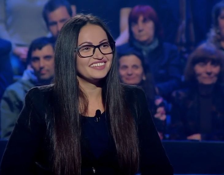 Сексапилна разследваща полицайка изпоти зрителите на "Стани богат" 