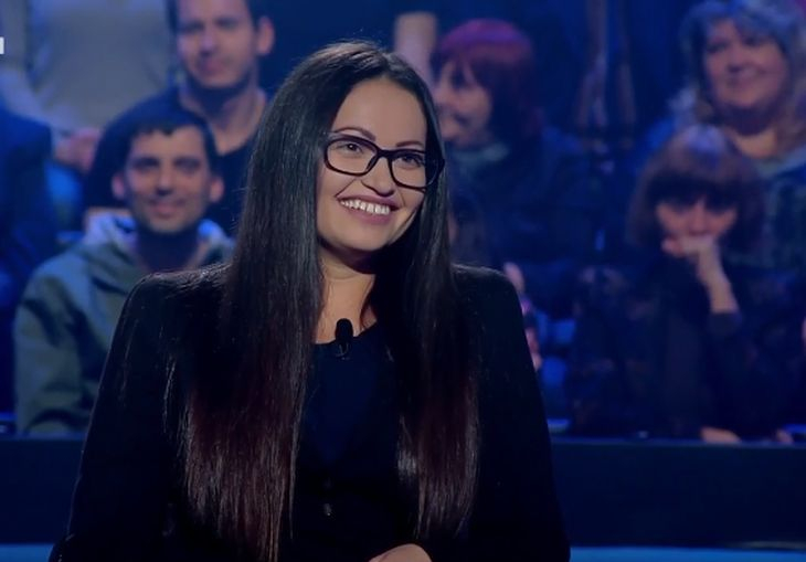 Сексапилна разследваща полицайка изпоти зрителите на "Стани богат" 