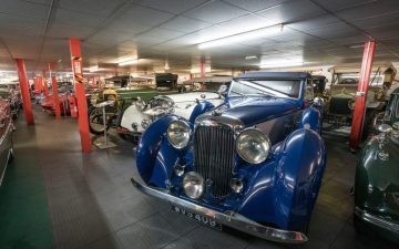 Всеки, който надникне в този автосклад, онемява от изненада (СНИМКИ)