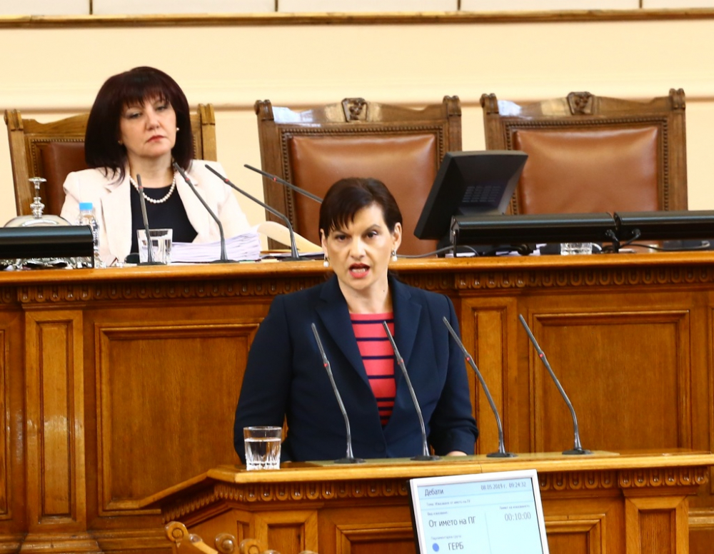 Прощални слова се чуват в парламента, какво се случва