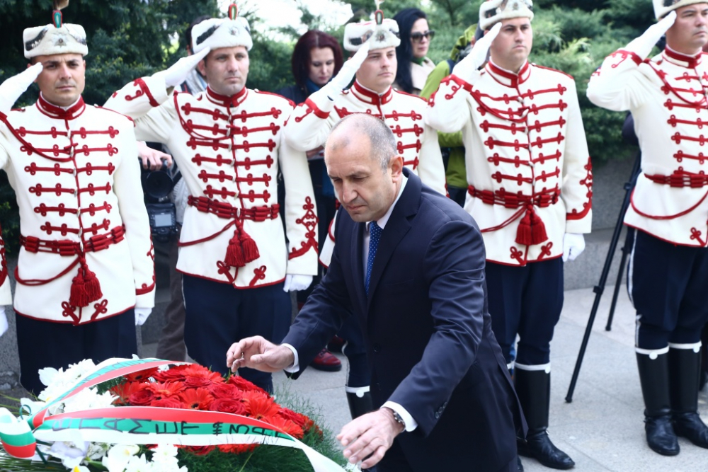 Фоторепортаж в БЛИЦ: Румен Радев положи венец пред Паметника на незнайния воин 