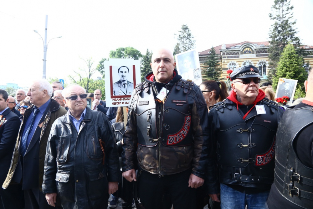 Фоторепортаж в БЛИЦ: Румен Радев положи венец пред Паметника на незнайния воин 