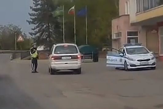 Джигит хвърчи с бясна скорост из хасковско село, реакцията на катаджиите ще ви шокира (СНИМКИ) 