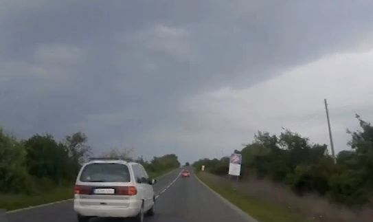 Джигит хвърчи с бясна скорост из хасковско село, реакцията на катаджиите ще ви шокира (СНИМКИ) 