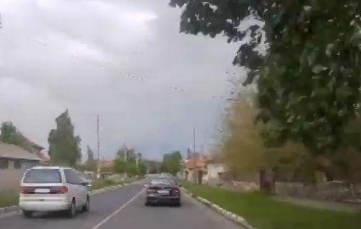 Джигит хвърчи с бясна скорост из хасковско село, реакцията на катаджиите ще ви шокира (СНИМКИ) 