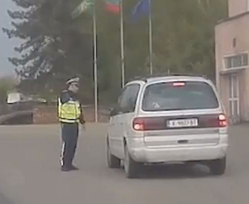 Джигит хвърчи с бясна скорост из хасковско село, реакцията на катаджиите ще ви шокира (СНИМКИ) 