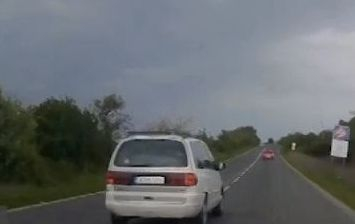 Джигит хвърчи с бясна скорост из хасковско село, реакцията на катаджиите ще ви шокира (СНИМКИ) 
