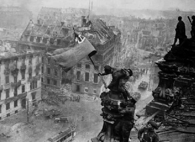 9 май 1945: Кой заби знамето на Райхстага?