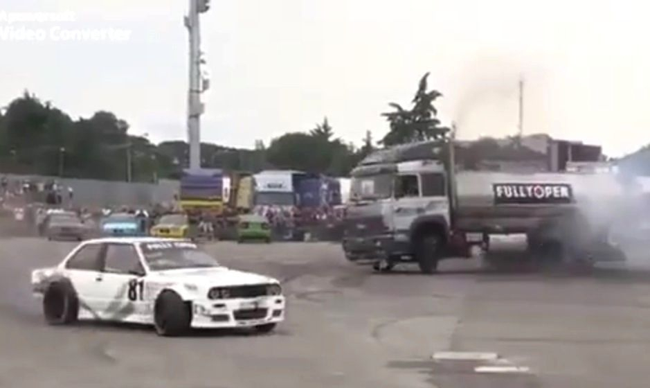 Уникално зрелище: BMW Е30 срещу бензиновоз в страхотен дрифт (ВИДЕО)
