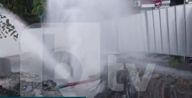 Тръба се спука зрелищно в София, остави квартали на сухо (ВИДЕО)