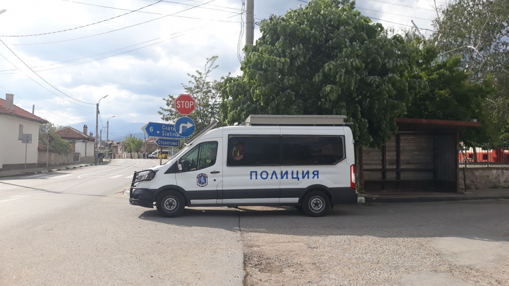 Извънредно в БЛИЦ: Кърнаре окупирано от ченгета! Циганите бягат от страх (СНИМКИ)