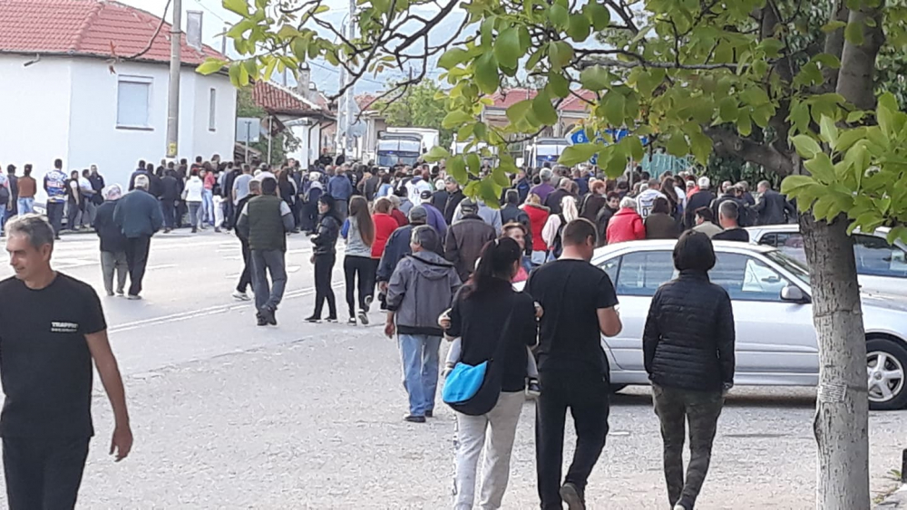 Напрежението в Кърнаре ескалира! Протестиращи тръгнаха към циганската махала (СНИМКИ)