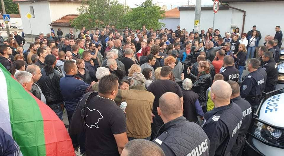 Напрежението в Кърнаре ескалира! Протестиращи тръгнаха към циганската махала (СНИМКИ)