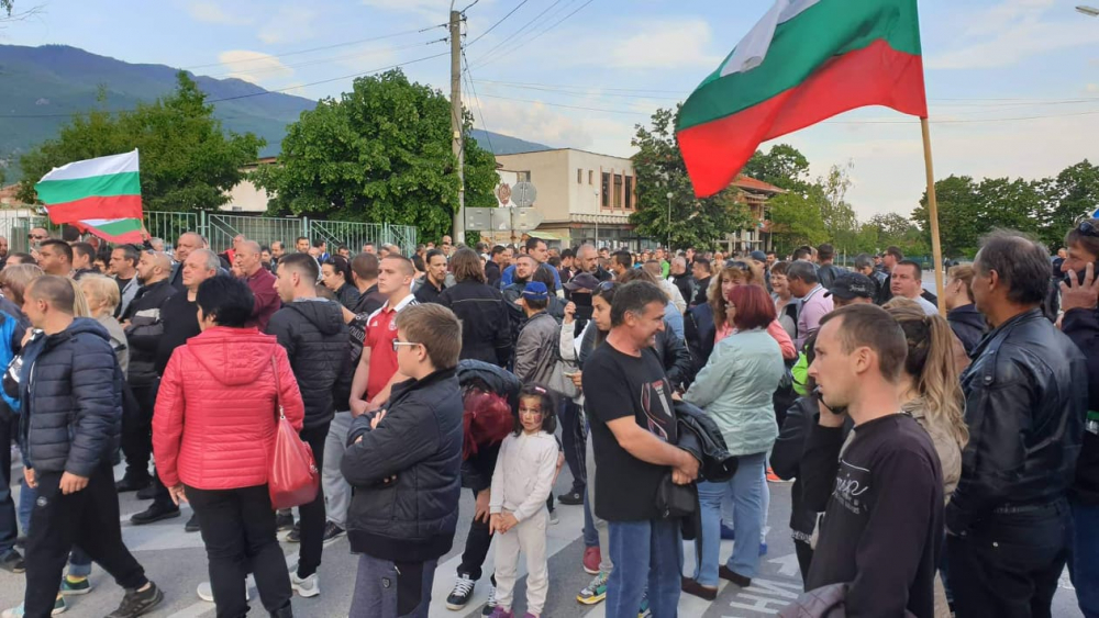 Напрежението в Кърнаре ескалира! Протестиращи тръгнаха към циганската махала (СНИМКИ)