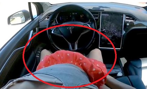 Необуздан секс в Tesla стана хит в мрежата (СНИМКИ)