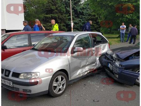 Майка и бебе са в болница след катастрофа в Бургас