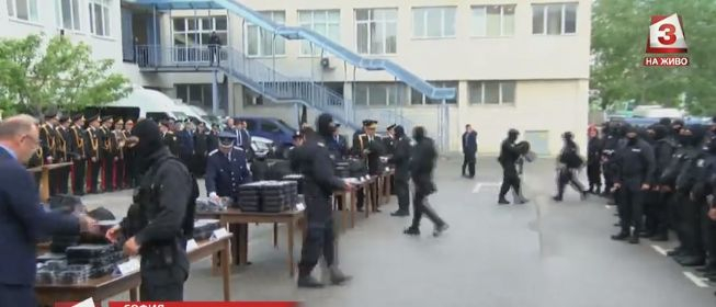 Взрив и свръхоръжие, подчиняващо всеки за 5 секунди, изумиха Борисов! (СНИМКИ) 