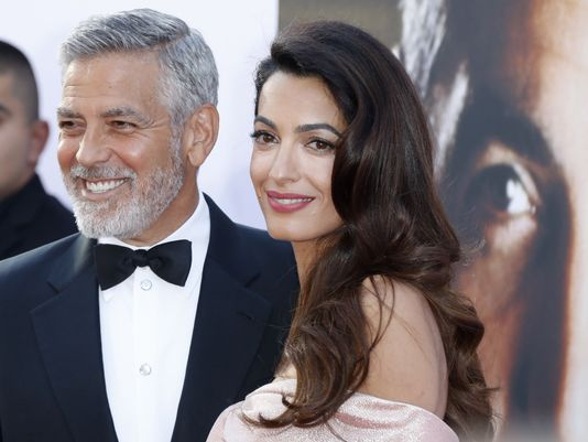 Всички гледат Амал Клуни в ултра мини на премиера на филм (СНИМКА)