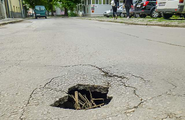 Дупка като кратер зейна на улица в Пловдив 