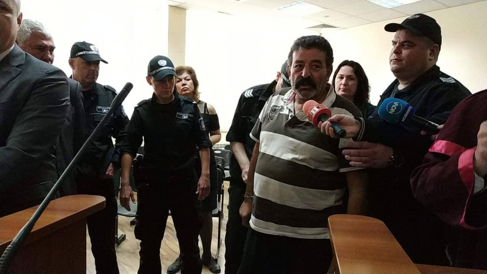 Докараха с белезници в съда фермера, прегазил крадлив циганин (СНИМКИ)