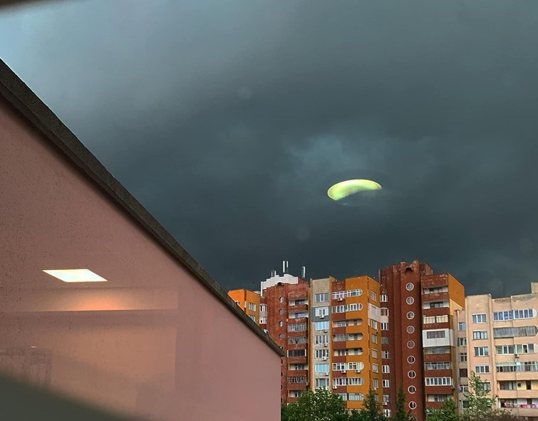 Зловеща фигура в небето стресна Сливен (СНИМКА)