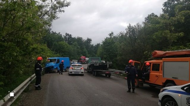 Две адски мелета блокираха движението по международния път Е-79 (СНИМКИ)
