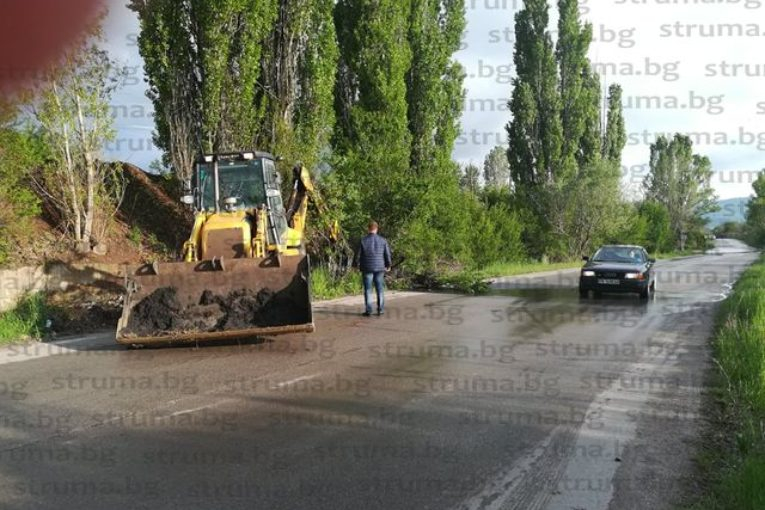 Порой затлачи местна бара, пътят за Дивотино наводнен (СНИМКИ)