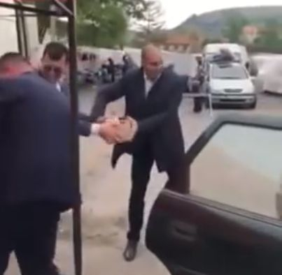 Цветанов стана истински хит в мрежата с това ВИДЕО: Запретна ръкави и...