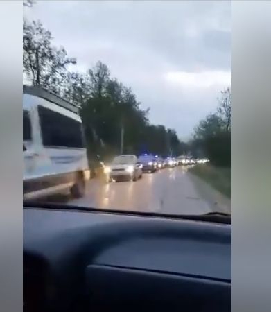 Очевидци: Чудо невиждано на пътя за Костенец заради издирвания убиец (ВИДЕО)