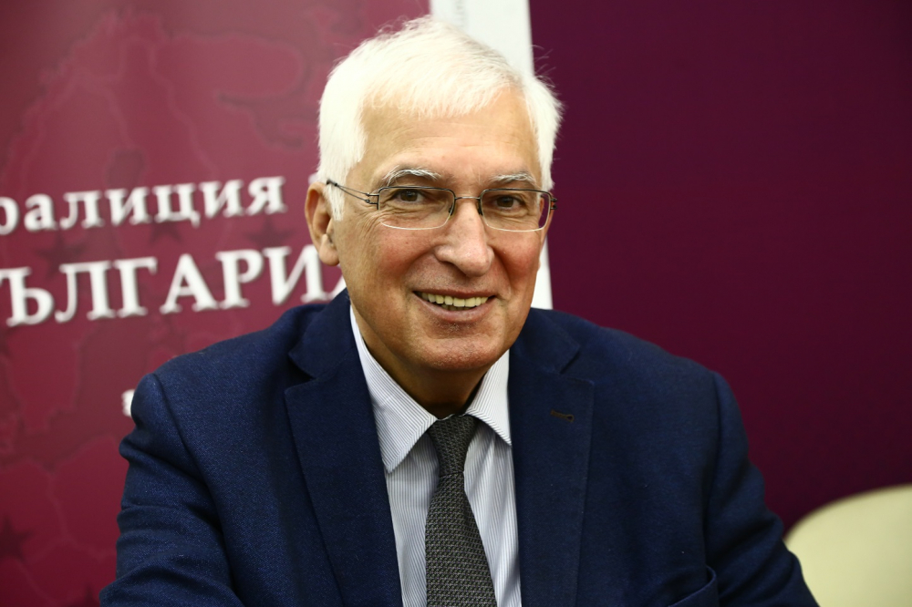 Проф. Боян Дуранкев пред БЛИЦ: Предлагаме да се дават 5000 евро за първо дете, 10 000 евро за второ и 20 000 за трето