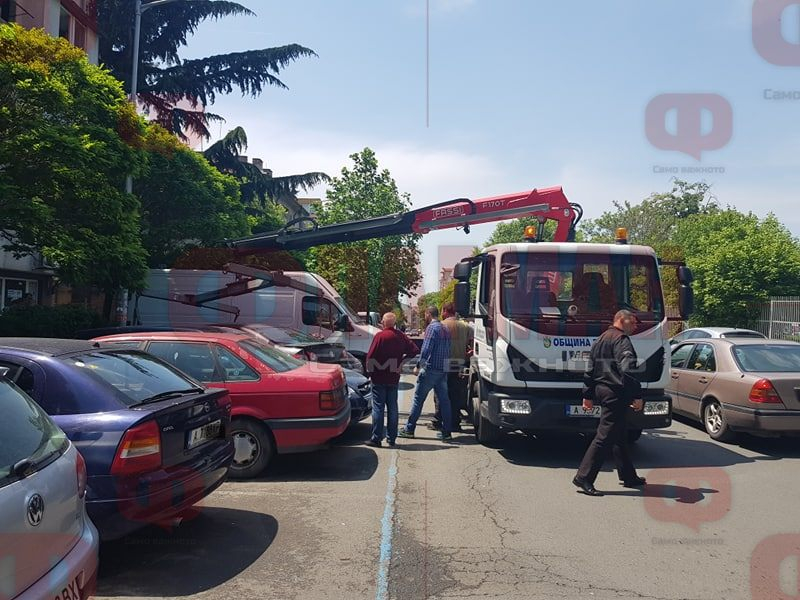 Джигит помете три автомобила в Бургас и избяга с мръсна газ 
