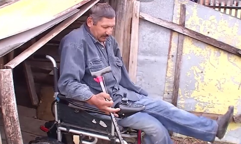 Глобиха човек без ръка и крака за неокосена морава