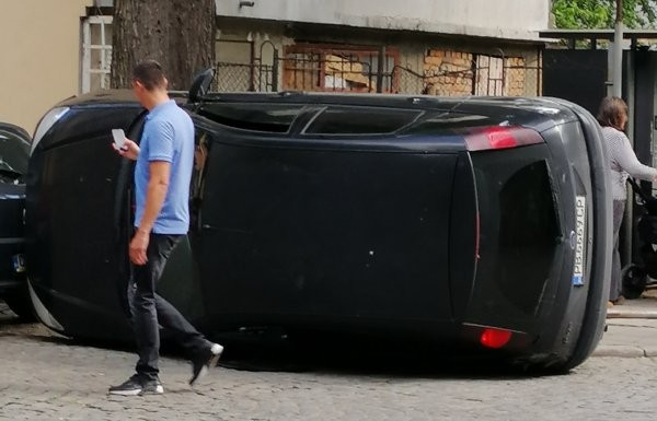 Пловдивски шофьор ококори всички с екстравагантно паркиране (СНИМКИ)