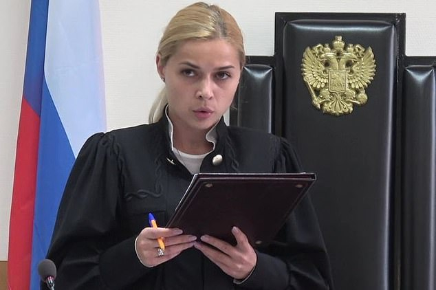 Топлес снимка изяде главата на секси съдийка от Москва