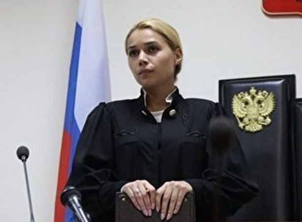Топлес снимка изяде главата на секси съдийка от Москва