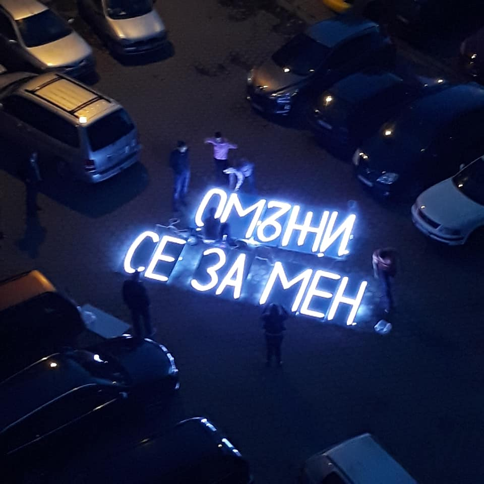 Само в БЛИЦ: Безнадежден романтик направи нещо уникално в столичния "Люлин" (СНИМКИ)