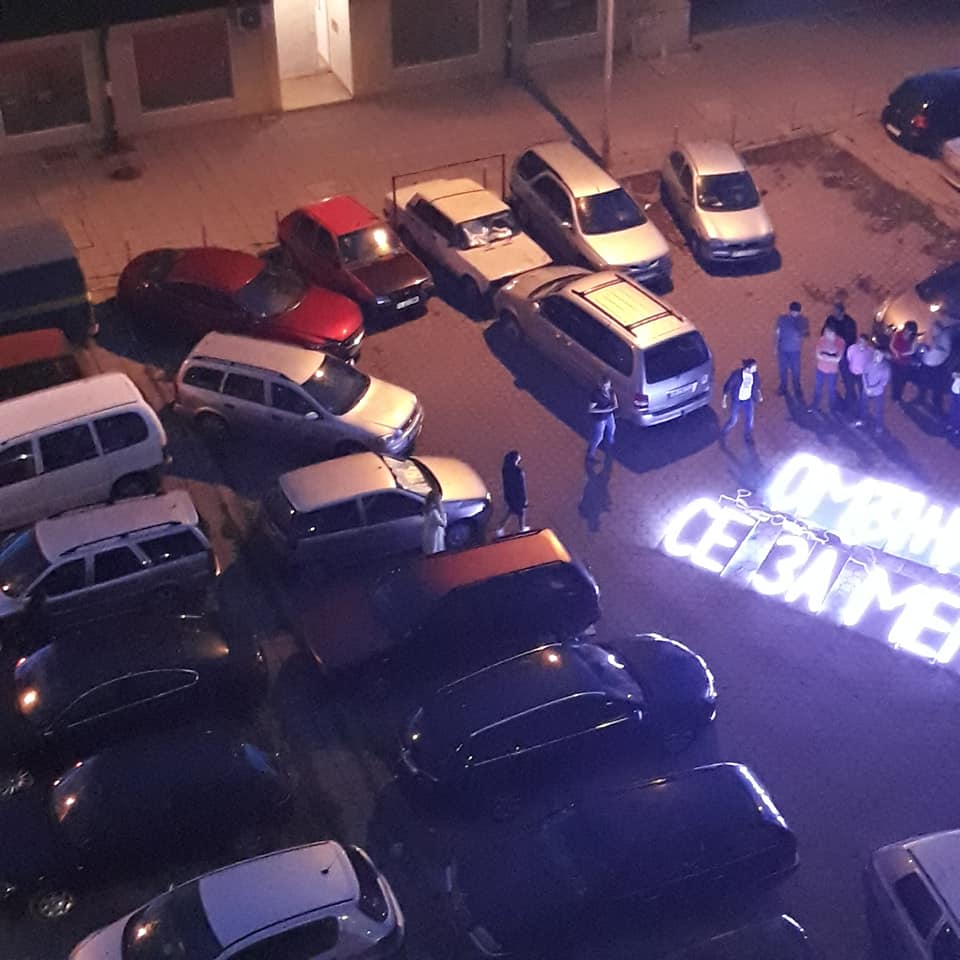 Само в БЛИЦ: Безнадежден романтик направи нещо уникално в столичния "Люлин" (СНИМКИ)