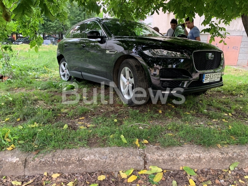 Адвокат, спечелил 1 милион лева, бе премазан от лъскавия му джип "Ягуар" (СНИМКИ)